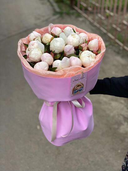Букет из 17 пионов.